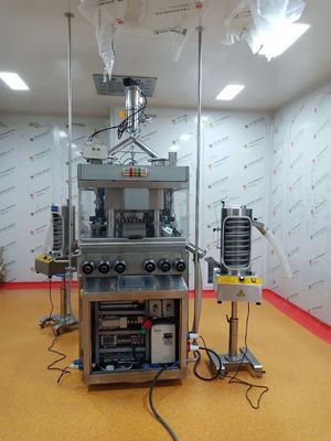 355200 PCS/H Kapasitesi, 20kN Ön Basınç ve Farmasötik Üretim için 37 İstasyonlu Yüksek Hızlı Döner Tablet Pressi Tedarikçi